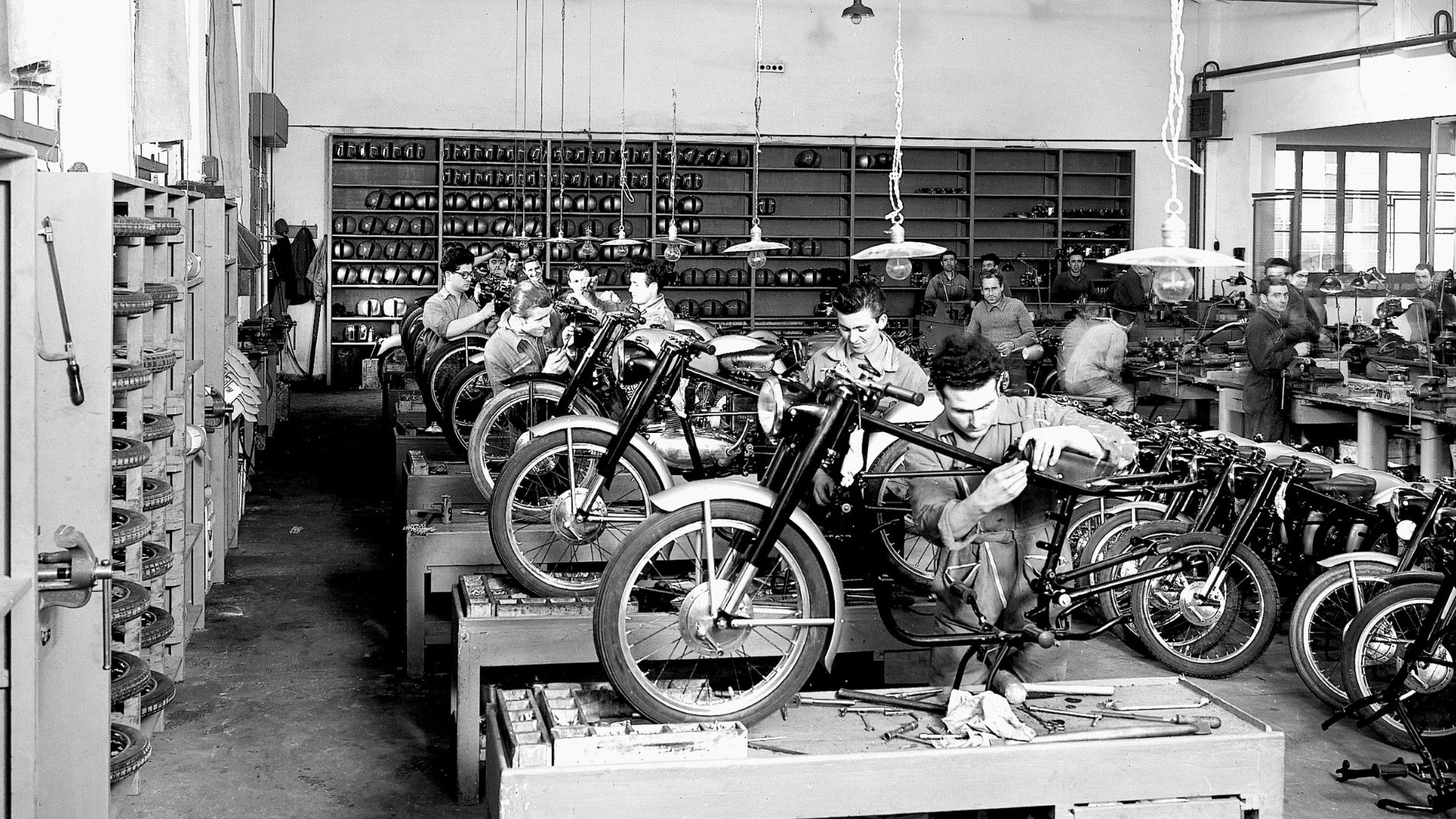 Línea de montaje de la fábrica Moto Morini en Bologna, años 50