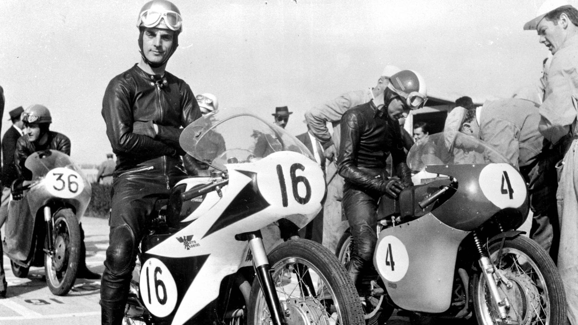 Pilotos de Moto Morini en la partida de una carrera, años 60