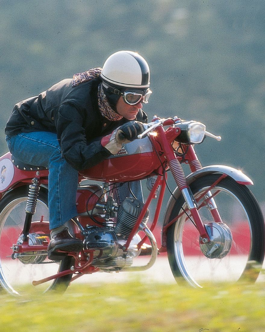 Piloto sobre una Moto Morini roja de los años 60