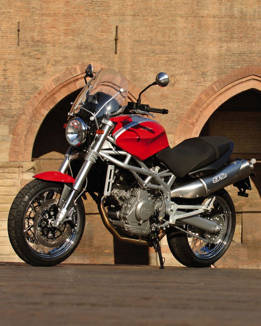 Moto Morini Corsaro 1200 roja frente a un edificio histórico