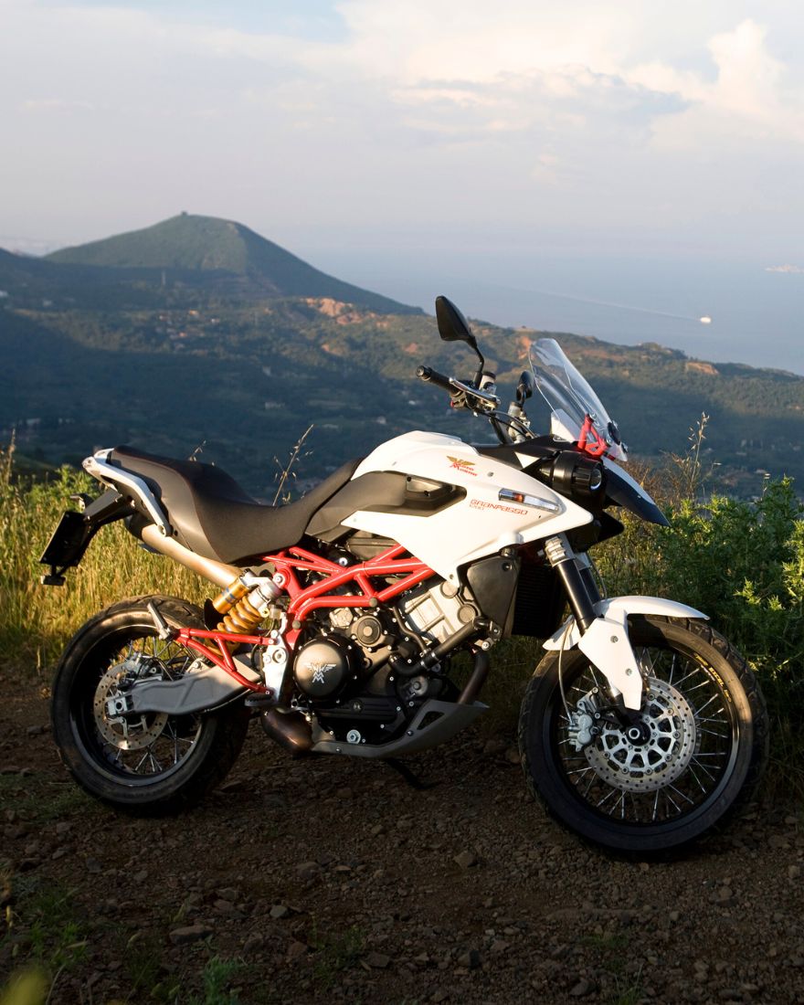 Moto Morini adventure de 1200 cc en la montaña