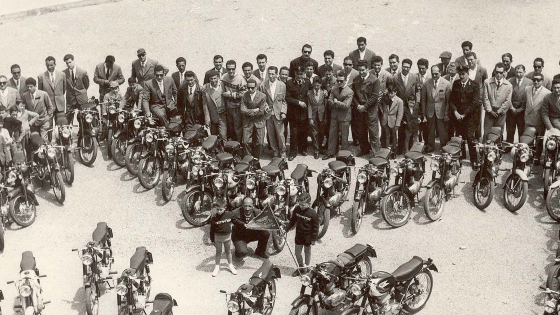 Concentración histórica de motociclistas Moto Morini en Italia